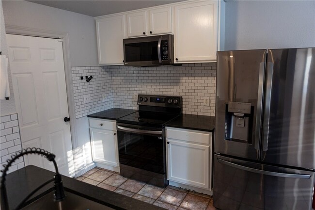 Building Photo - 833 S Eastview Dr