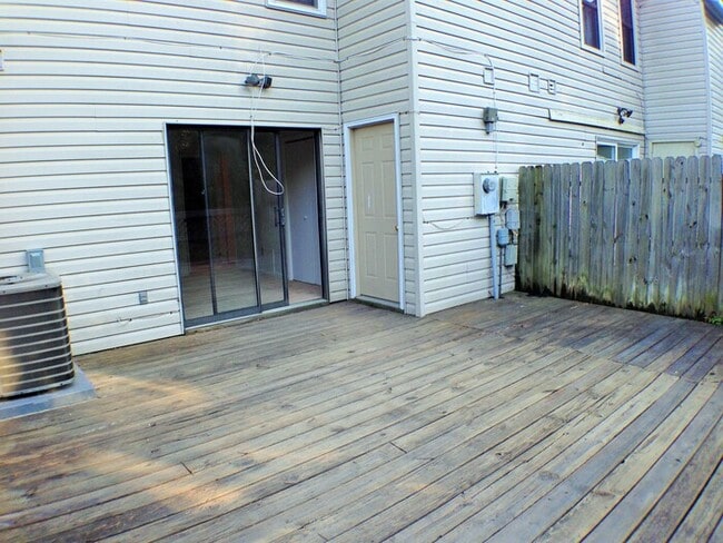 Building Photo - AWESOME 3 BED/2 BATH TOWNHOME W/OPEN FLOOR...