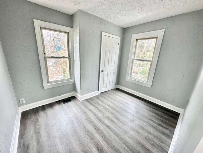 Building Photo - 275 S Broad St