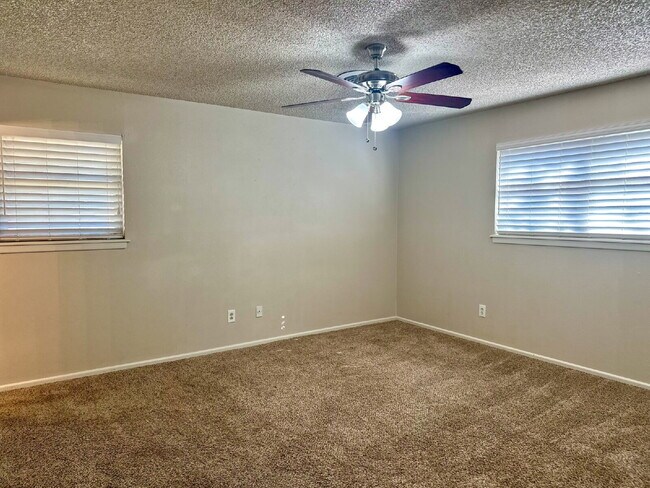 Building Photo - Beautiful 3/2 with a Bonus Room!