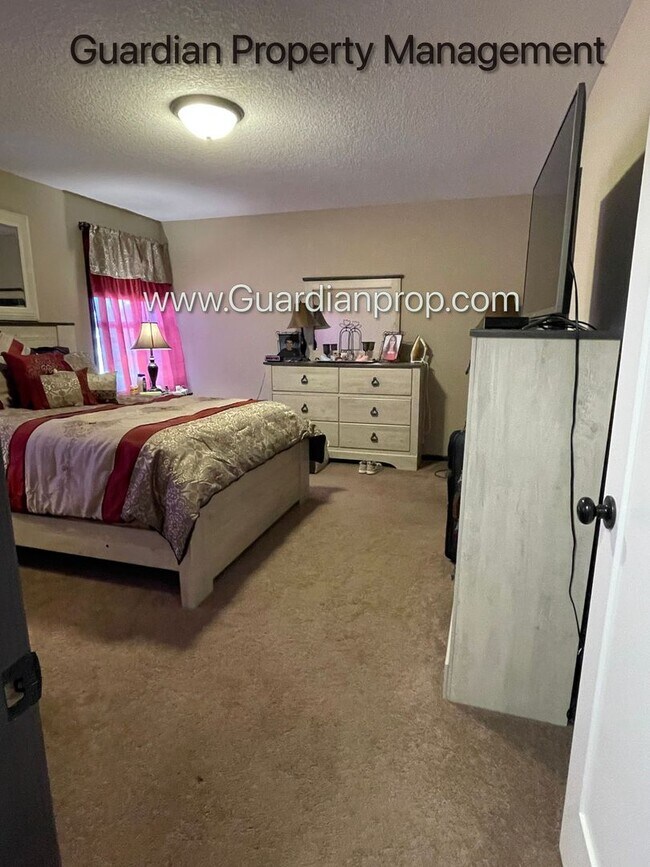 Building Photo - End Unit Town Home, Walk Out Patio, 2 Car ...