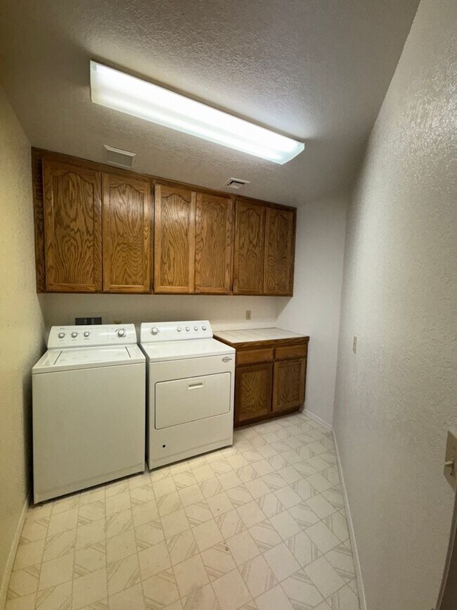 Building Photo - 3167 Daytona Ave