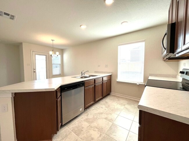 Building Photo - 3 Bedroom/2 Bath Skyview Subdivision