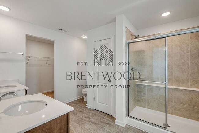 Building Photo - 7237 Gln Pk Wy