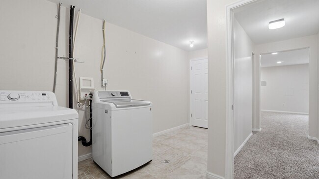 Building Photo - 4 Bedroom Townhome in Daybreak!!