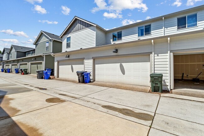 Building Photo - 3BD 2.5BA + Townhouse w/2-Car Garage + AC