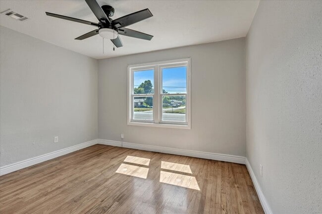 Building Photo - 4604 N Rockwell Ave