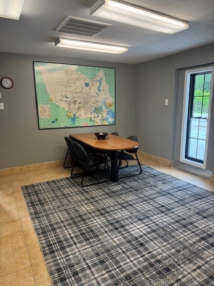 Building Photo - 18723 Mirror Lake Dr