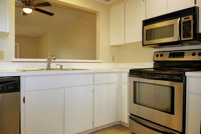 Building Photo - Spacious 2bd 2bth home with bonus room!