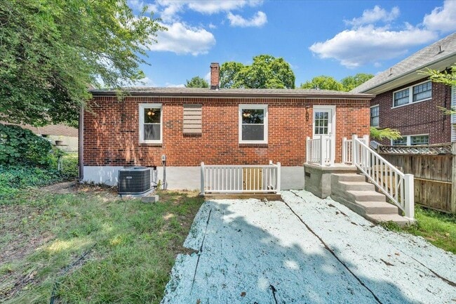 Building Photo - 1822 Oxford Ave SW