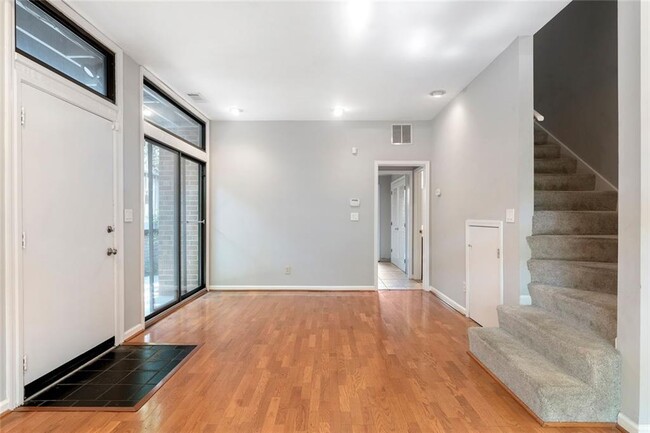 Building Photo - 648 Cleburne Terrace NE