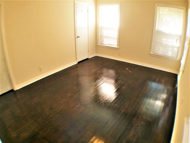 Building Photo - 4 Bed 2 Bath Home  w New Upgrades in Halto...