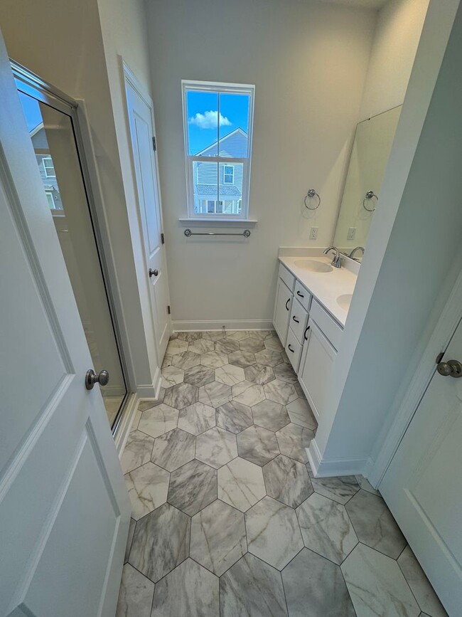 Building Photo - 3 Bedroom 2.5 Bath House in Hawthorne Land...