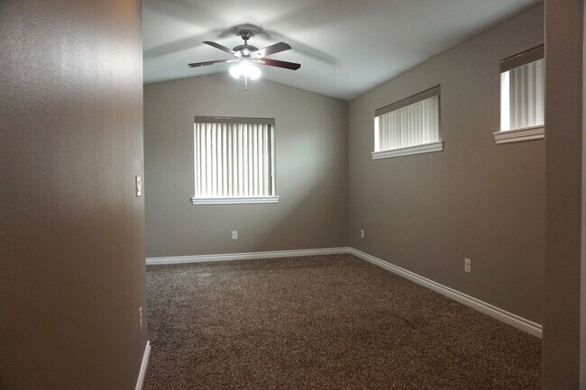 Building Photo - 4 Bedroom, 3 Bath House Available in July!