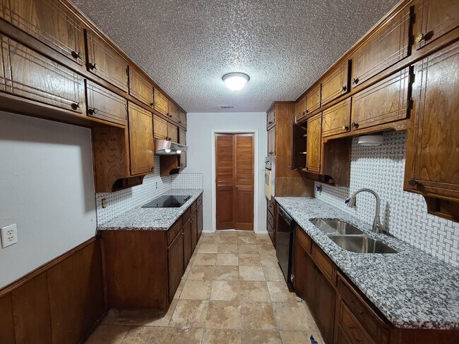 Building Photo - 4 bed 2 baths Coming soon!