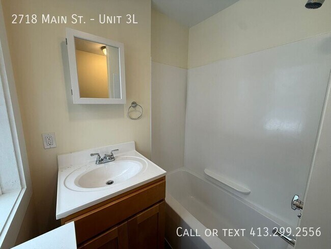 Building Photo - 2718 Main St