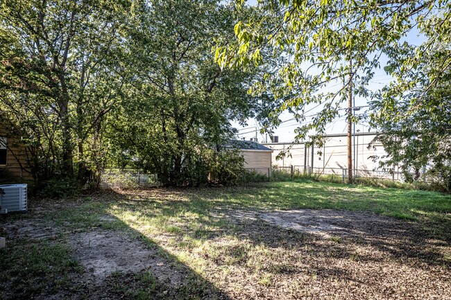 Building Photo - 1709 NW Oak Ave