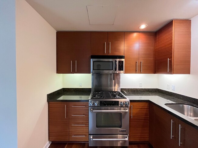 Building Photo - Modern Condo in NW District, Portland! On ...