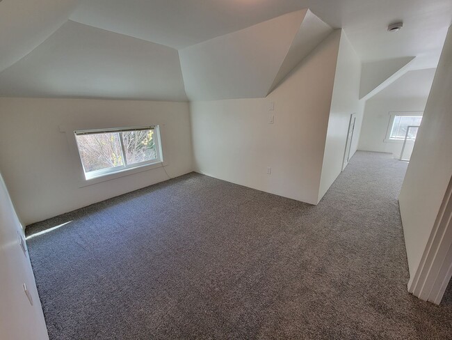 Building Photo - Don’t Miss This! Spacious 2 Bed, 2 Bath in North Portland