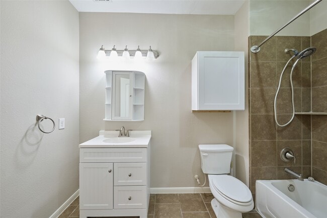 Building Photo - 12635 Lakeshore Dr