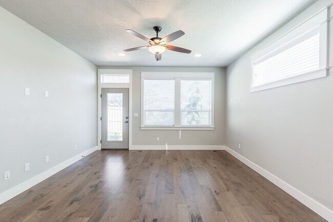 Building Photo - Quiet Centrally located 3 bed 2.5 bathroom