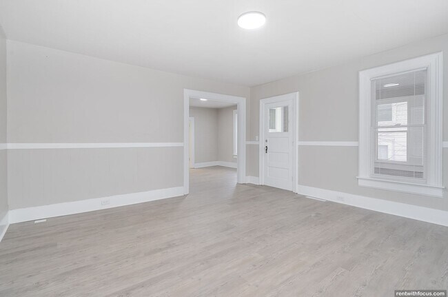 Building Photo - 818/818A Bowen St