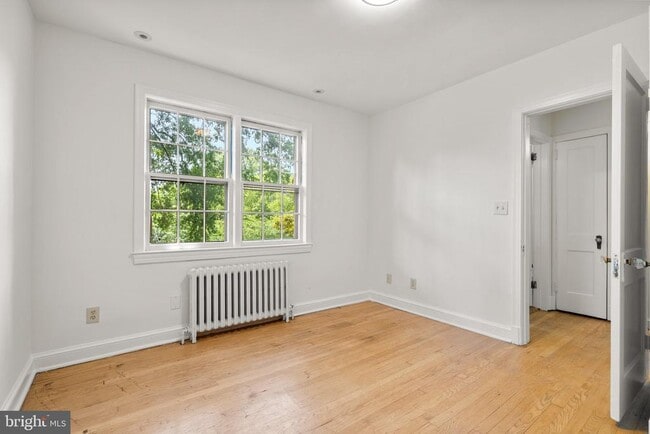 Building Photo - 11 E Rosemont Ave