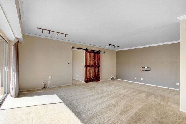 Building Photo - Spacious & Bright 3BR Condo with Bonus Room, Secured Parking & Hollywood History!