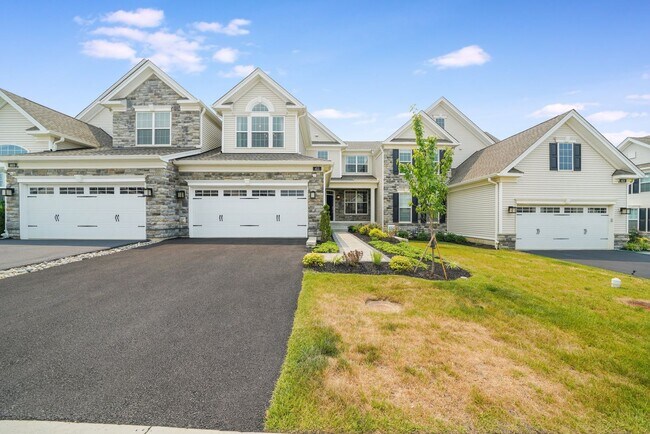 Building Photo - Luxury Fully Furnished 3 Bed 3.5 Bath Townhome in Darlington Ridge