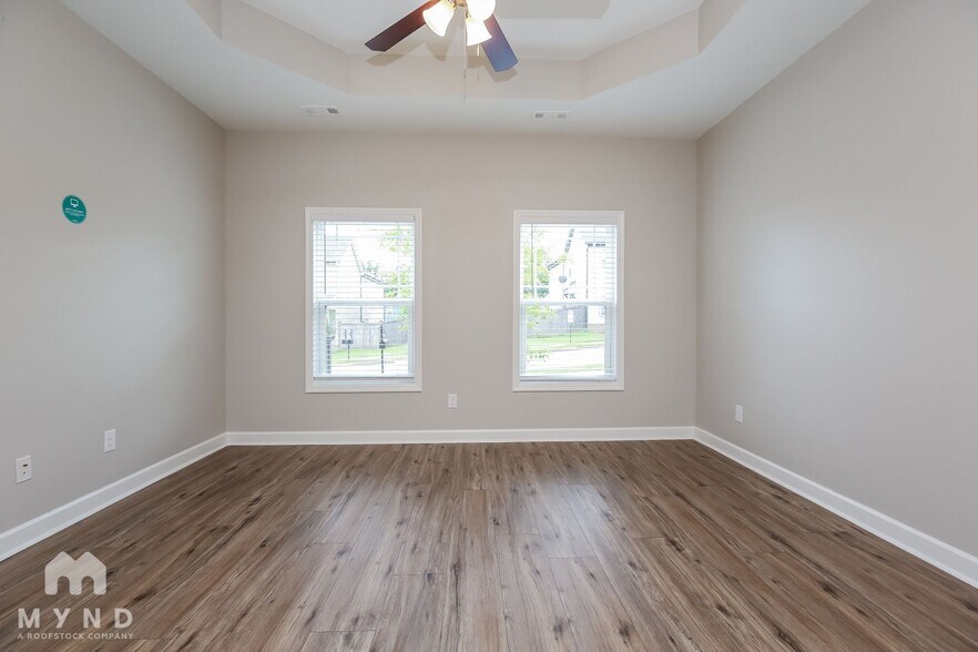 Building Photo - 2233 Dale View Dr