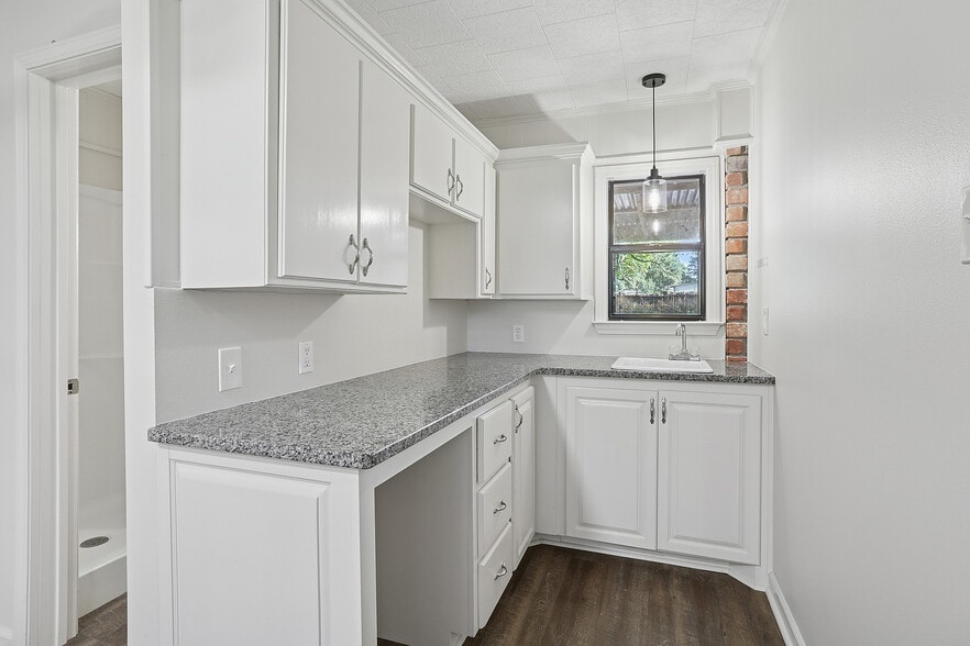 Apt Kitchen - 11461 Gator Ln