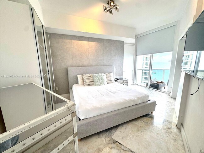 Building Photo - 16001 Collins Ave