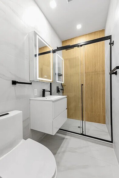 Building Photo - 425 W 57th St