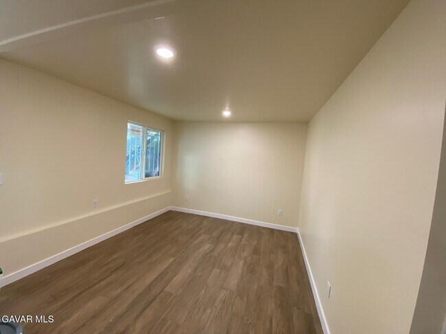 Building Photo - 448 W 41st Pl