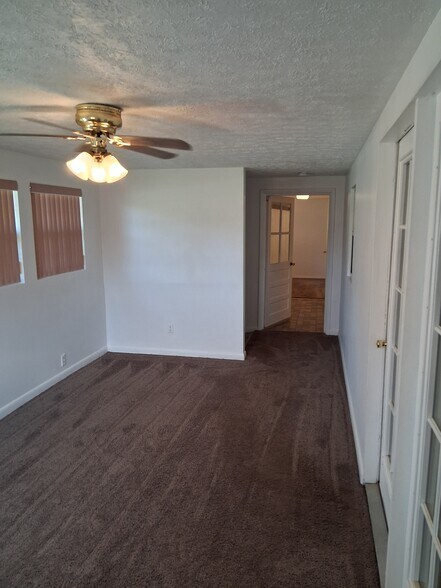 Building Photo - 1424 Hawkins Dr
