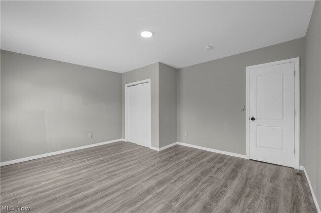 Building Photo - 3010 Daisy Ave