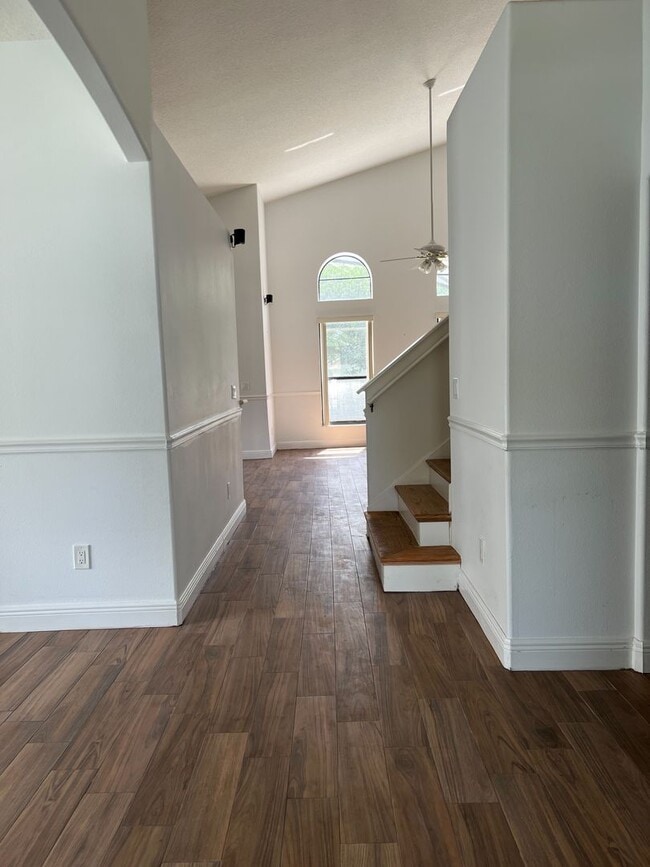 Building Photo - Dr Phillips area 3 bedroom 2.5  Bath Home With Bonus room