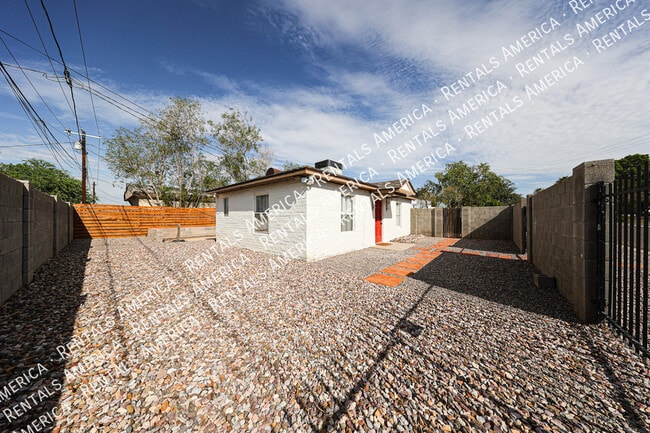 Building Photo - 2047 E Virginia Ave