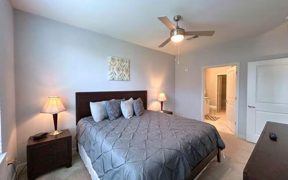 Building Photo - 220 Sandy Springs Cir