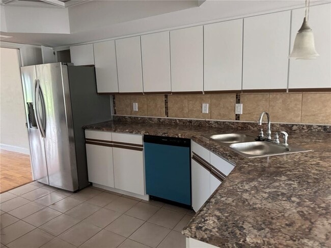 Building Photo - 2450 Sweetwater Country Club Dr