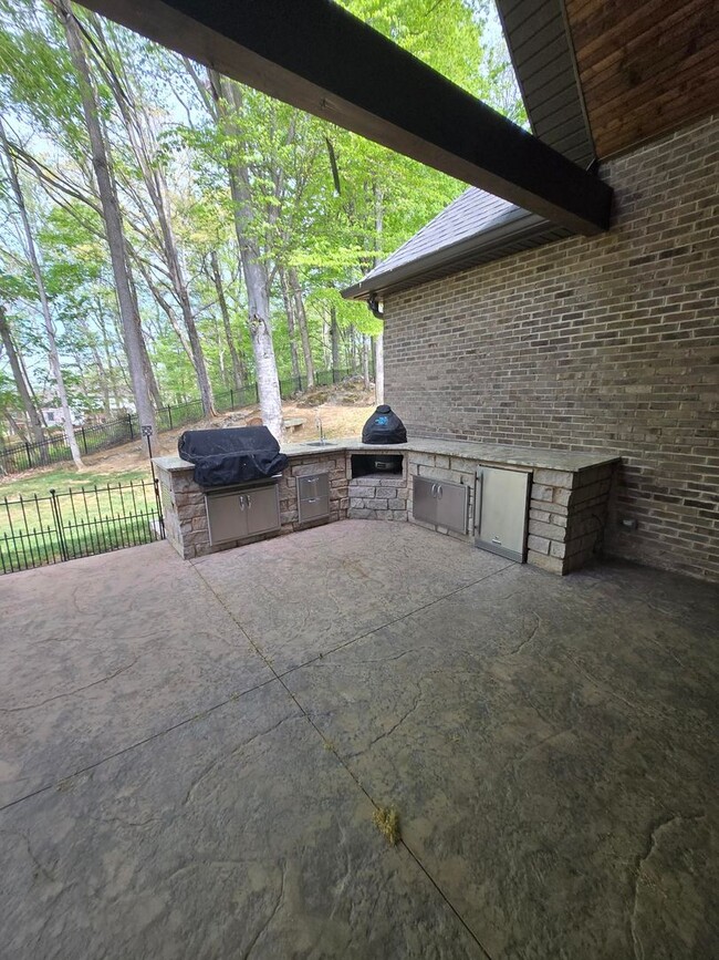 Building Photo - Luxury 4-Bedroom Home with Outdoor Oasis i...