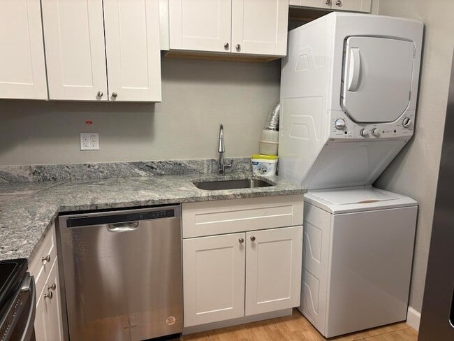 Building Photo - 102 Stratford N