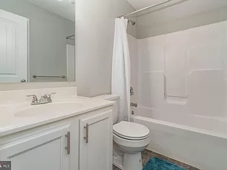 Building Photo - 502 Charles Ave