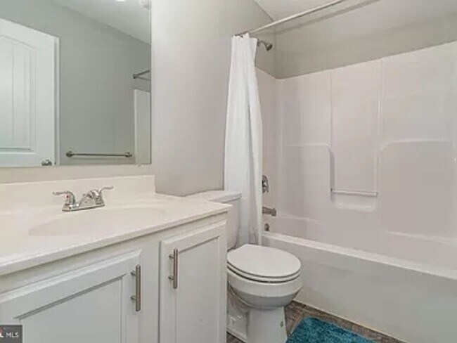 Building Photo - 3 Bedroom Townhome in Hanover