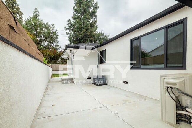 Building Photo - Amazing Deal 3 Bed 2 Bath House Arrington Ave Downey
