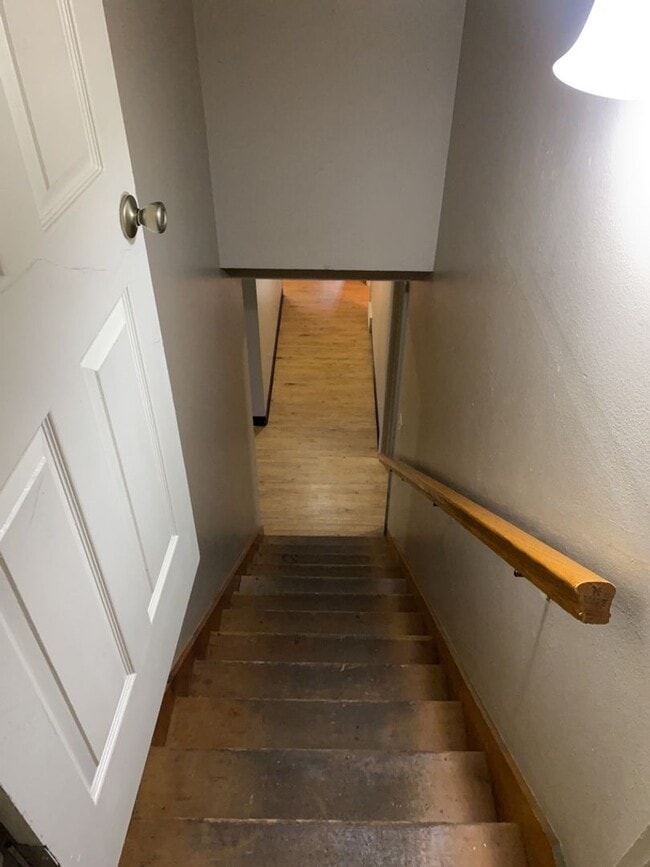 Building Photo - STUDENTS WELCOME! 5 Bed 2 Bath Ranch House w/ Basement