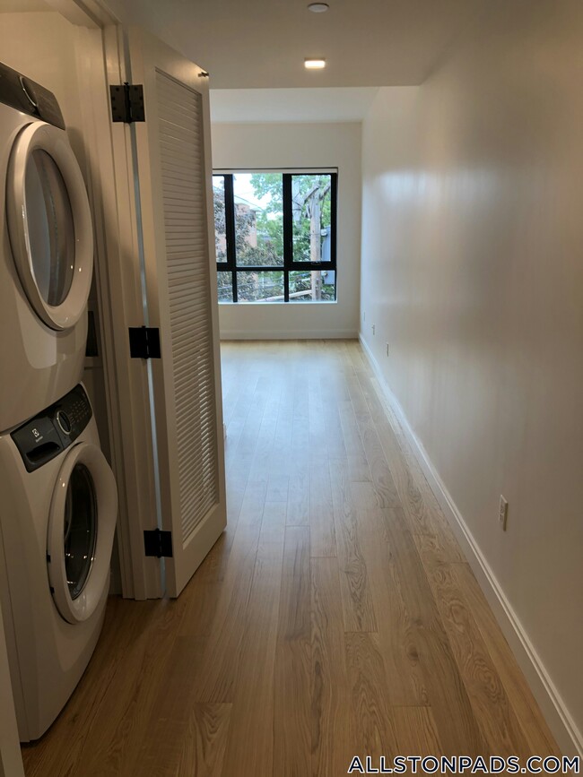 Building Photo - 83 Gardner St