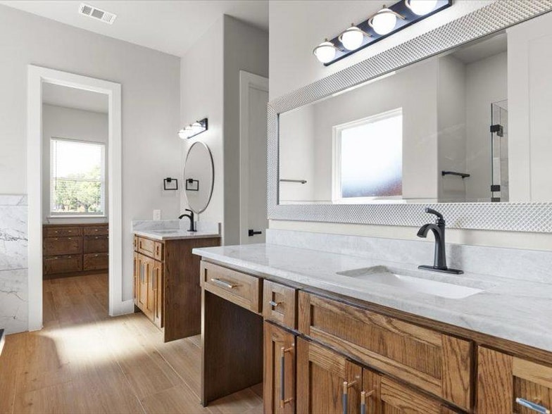 Building Photo - 8101 Oak Hollow Dr