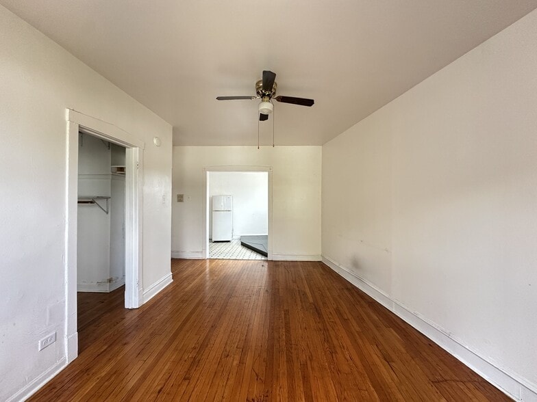 Building Photo - 2432 N Linden Pl