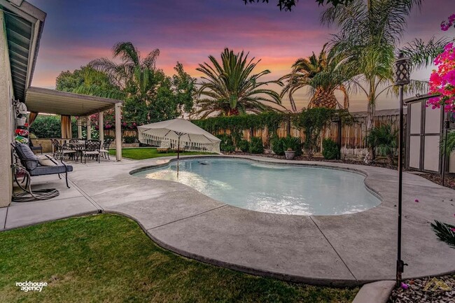 Building Photo - NW Home w/Pool & Firepit!